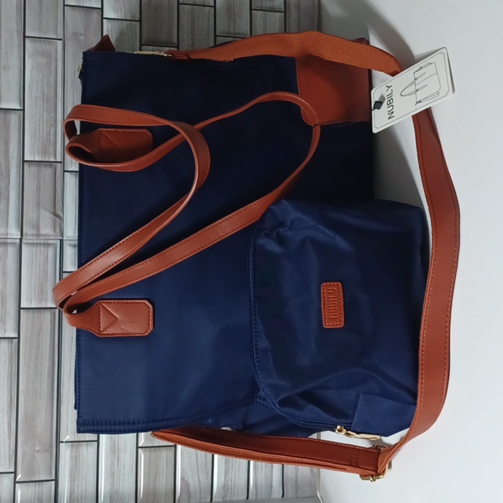 Nubily laptop tote with usb cord